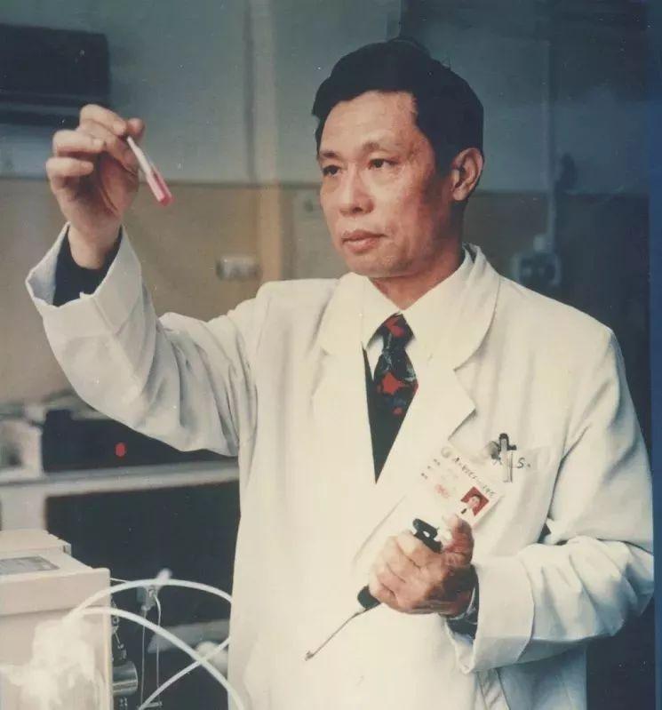 毕业的时候,钟南山还收到了来自从事专业运动员的要求,经过再三思考