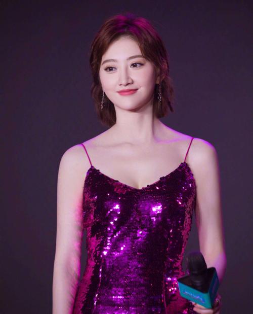 景甜秀背部曲线,用4条橡皮筋"五花大绑",嫩成18岁少女