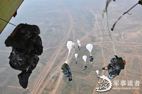 我军空降兵跳伞遮天蔽日