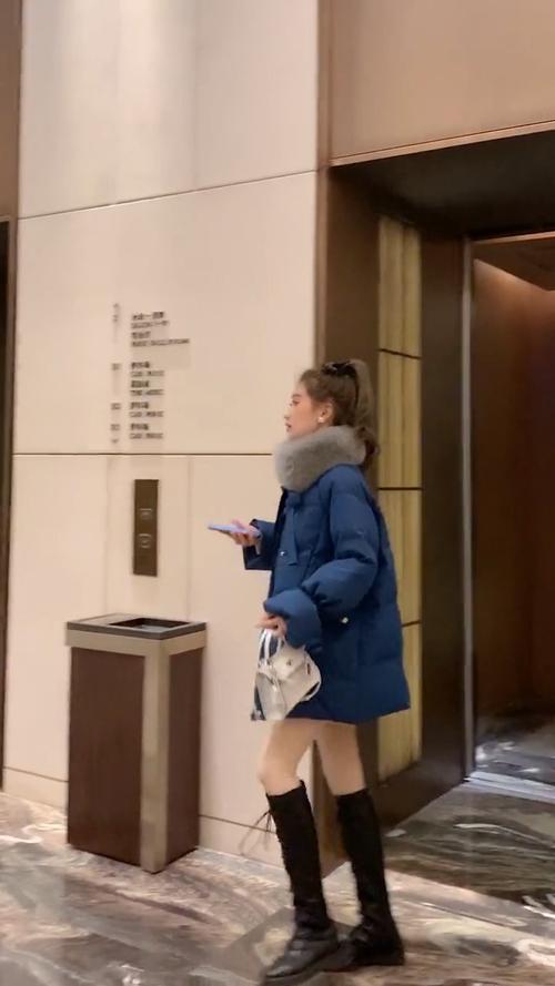 真空撒银质感原创羽绒服,灯光下更好看哦!