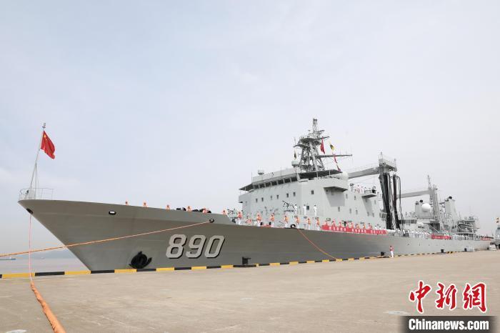 上午9时许,东部战区海军在码头为护航编队举行欢送仪式.