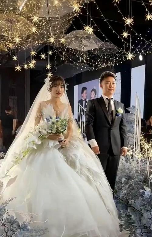 赵本山姑娘主持徒弟网红四川可乐的婚礼其婚礼场面宏大