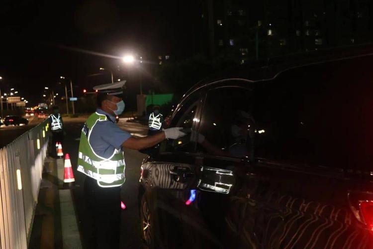 昨夜顺义突查酒驾,这司机喊话:给我手机,我发个朋友圈