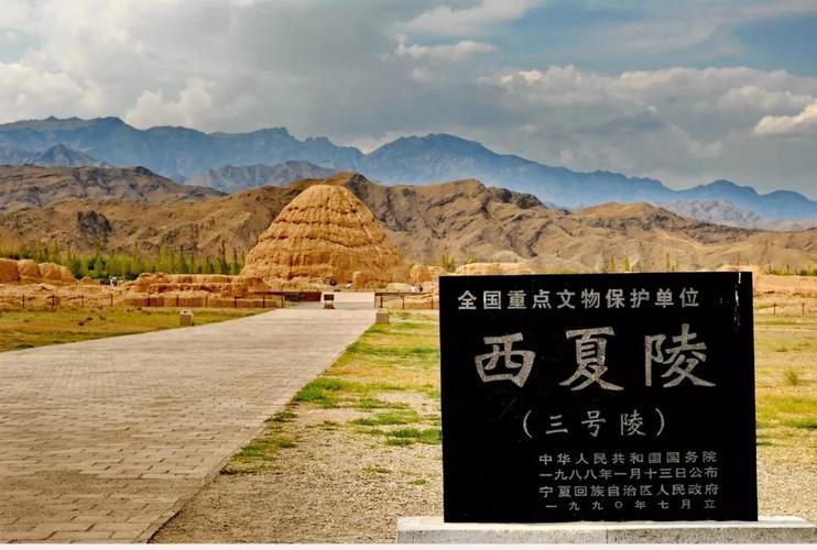 人文历史的沉淀下,有了三万年前的人类遗迹水洞沟,东方金字塔西夏王陵
