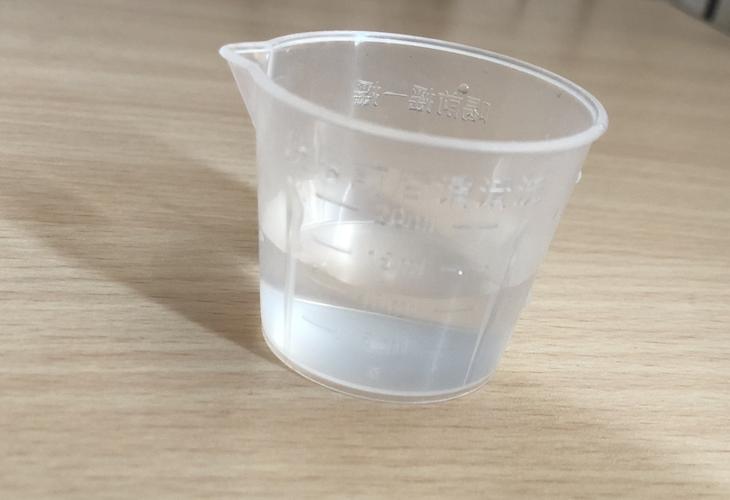 步骤二: 在小刻杯里倒入10ml的水