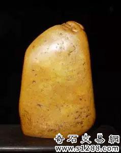 萝卜纹呈粽粒状,但田黄的粽粒状比较溶化,掘高山的粽粒却呈未溶化
