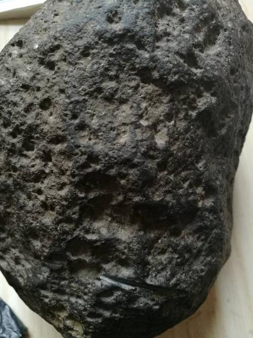 2重4033克无磁性凝是月球陨石,熔壳不明显.形态