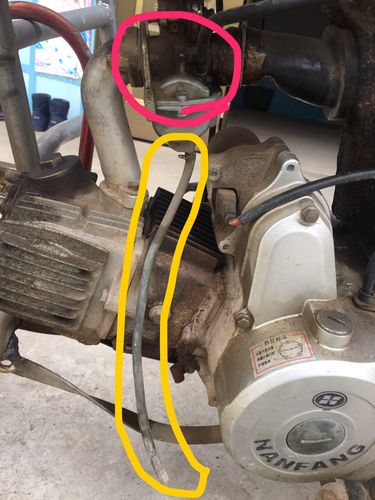 请教高手,摩托车的这根管子(见图片黄色圈)漏油,是怎么回事?