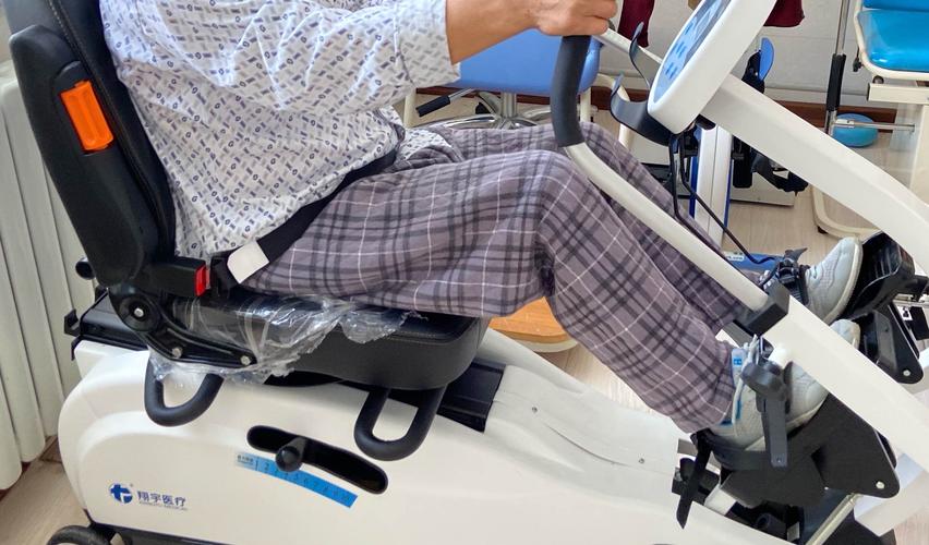 八五二农场医院最新引进——四肢联动康复治疗器
