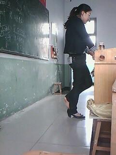 班主任上课脱鞋,脚看着很漂亮