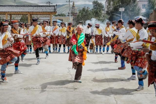 青海旅游摄影,同仁六月会民俗文化活动摄影作品《法师