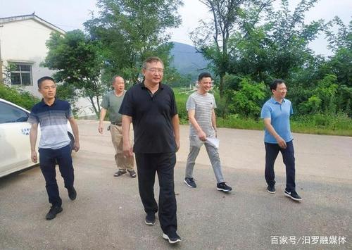 闵秀明(左二)等视察古培镇岳峰村农村公路