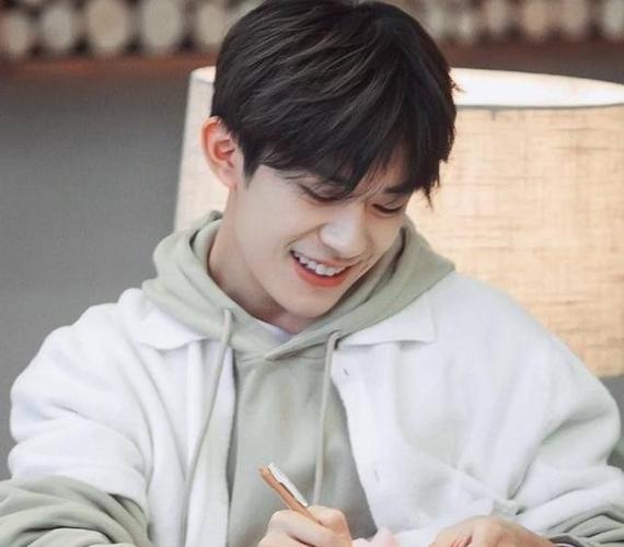 除了颜值高之外,千玺的性格也非常好,他年纪不大,却已经出到好几年了