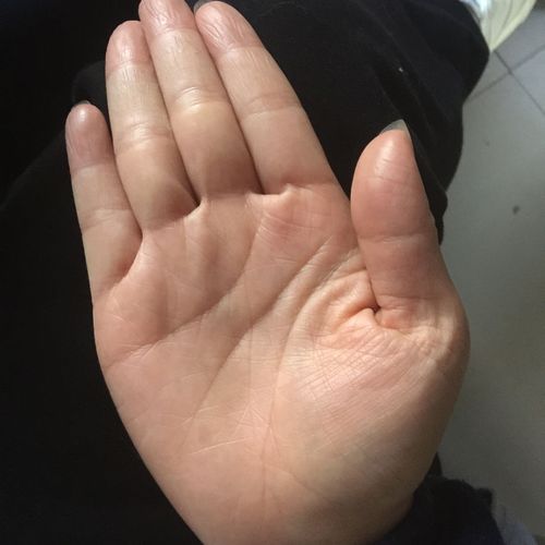 这是女孩的手,右手,手比较粗糙望看解