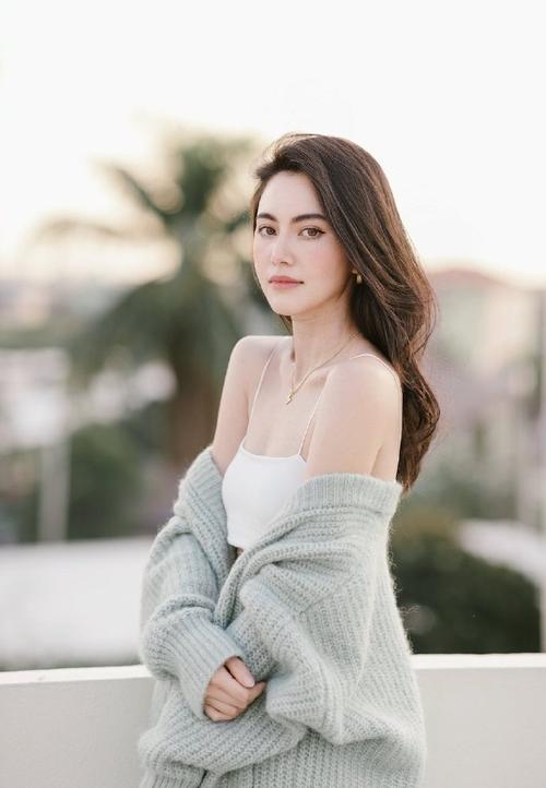 泰国最红女星mai davika穿毛外套配抹胸 气质优雅