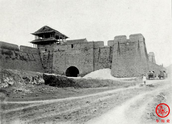 清朝留都老照片:城楼倾颓,街道坑坑洼洼,商户被迫挂膏药旗