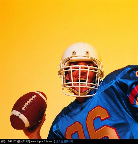 戴着头盔扔橄榄球的运动员