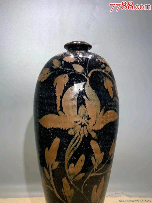 磁州窑铁锈花梅瓶