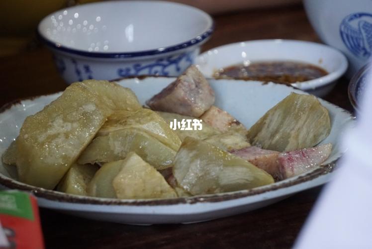 在湛江市廉江河唇一带,有两款很出名的美食——"水库鱼头汤"和"山姜头