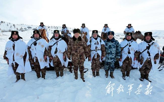 与战士同吃西红柿炒鸡蛋; 习近平赴边境新图公开:踏雪慰问巡逻队