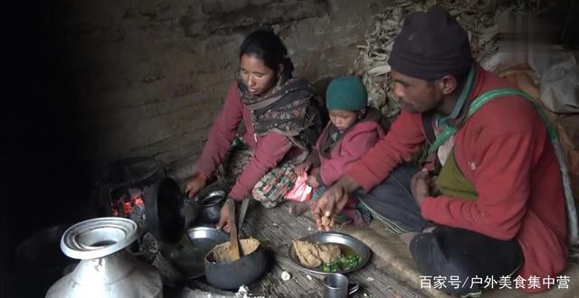 尼泊尔山区穷人的生活,只炒一个青菜,大人吃玉米糊小孩吃大米饭