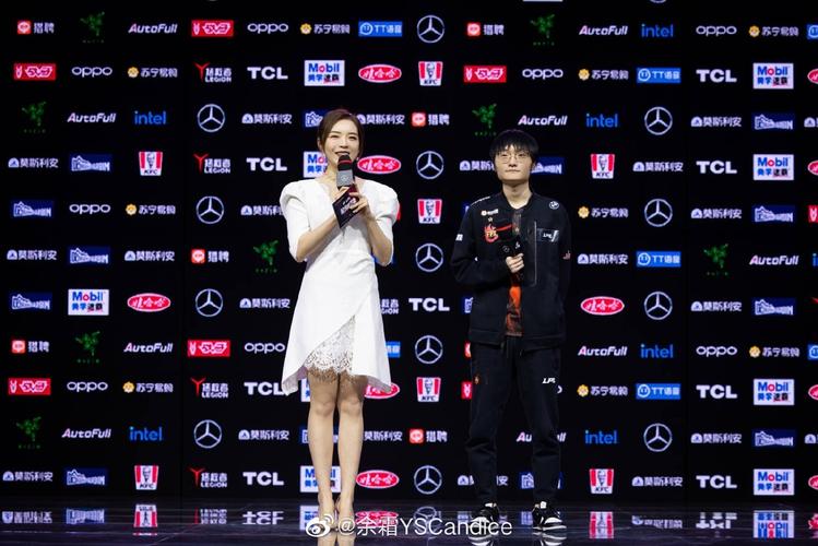 余霜yscandice在采访之前大家喊的声音特别大小天问我你听到他们喊的