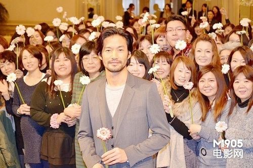 竹野内丰扮帅气好色男 宣传新片遭百名美女围攻