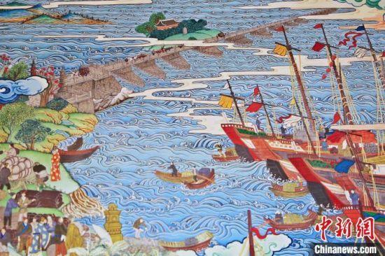 来自青海热贡的唐卡画师多杰扎西和他的伙伴们一直在为《泉州海丝唐卡