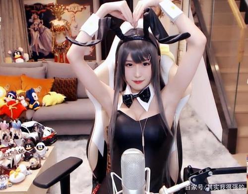 腐团儿520直播,cos麻衣学姐兔女郎,手上的道具让观众