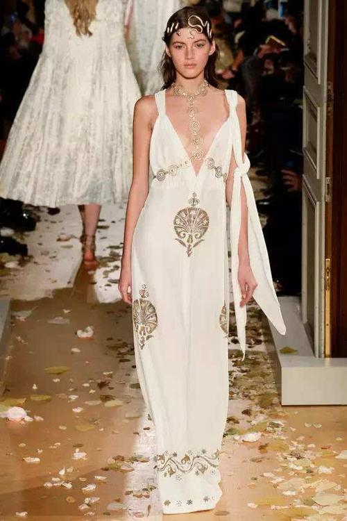 纯白色可以如古希腊雕塑般厚重有型,对于美最原始的理解在valentino今