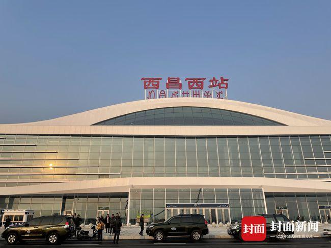 最高容纳2500名旅客候车四川凉山西昌西站内景提前探