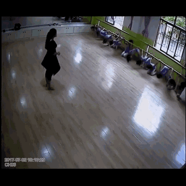 舞蹈教室栏杆掉落摔伤女童 下巴缝八针触目惊心