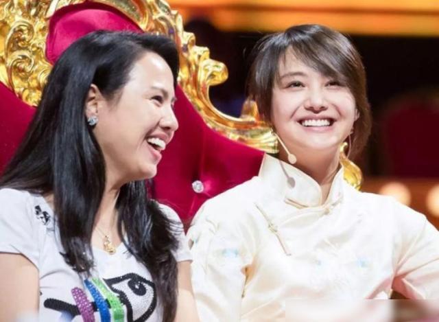 郑爽的妈妈名叫刘艳,刘艳心里一直都有一个当明星的梦,自己没有当明星