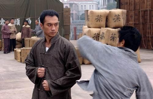 文艺小生黄觉拍动作戏 被武师踢到内出血(图)