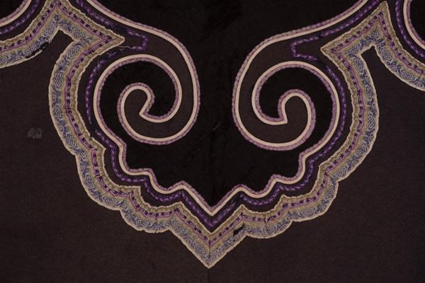 土家族蓝呢镶云勾花边开襟广袖男夹衣