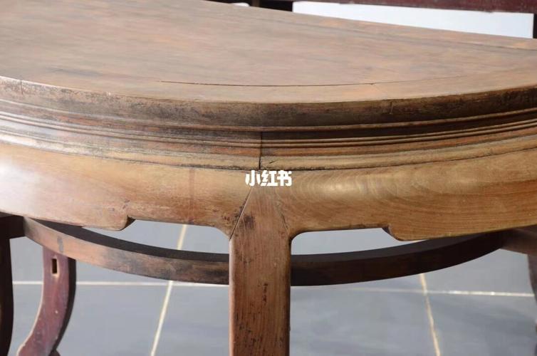 圆桌在古代有一个雅称叫做"月桌",而可拆分成两半的半圆桌,名曰"半月