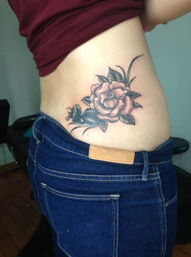 上海高小姐侧腰的绽放牡丹纹身图案