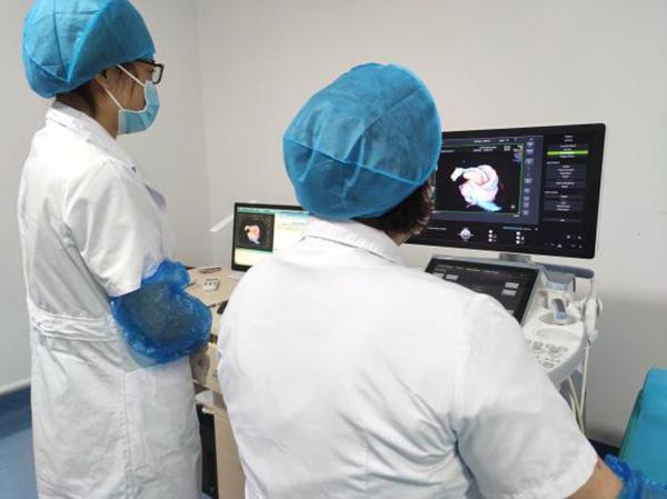超声科医生做b超检查   本文图片均来自南方科技大学医院