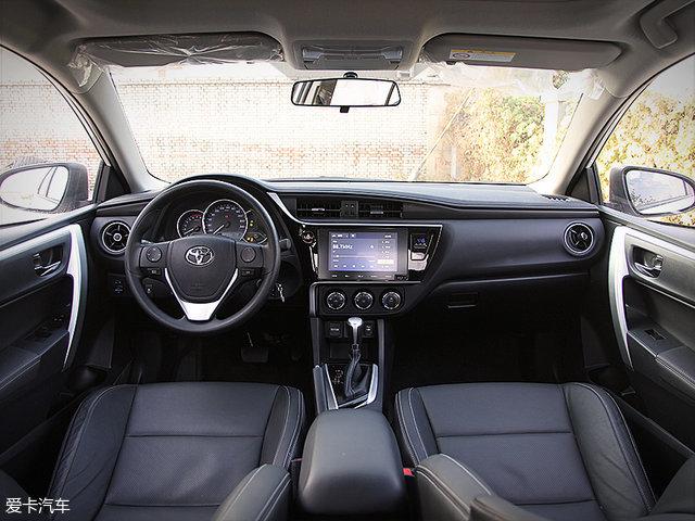 搪塑材质,手感不错,同时中控屏周围的黑色钢琴烤漆也使它不会产生过多