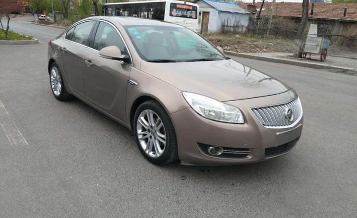 别克 君威 2.4gs 旗舰版 香槟色 手自一体