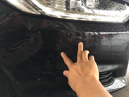 蒙迪欧2.0豪华新车,右侧车头大灯罩刮花10厘米及下面的塑料板擦掉漆了