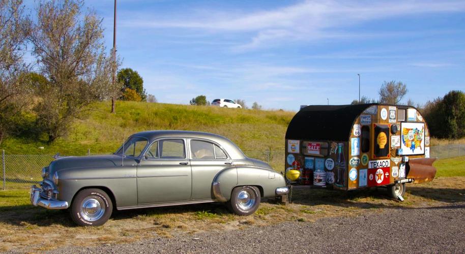 route 66 motorheads 酒吧外的一辆老爷车
