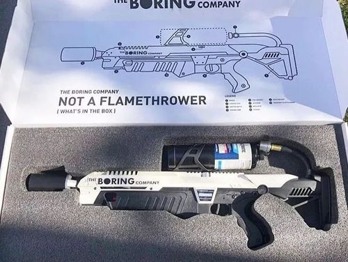 它是由气枪改造而来的喷火设备,采用丙烷作为燃料,枪身顶上的黑色装置