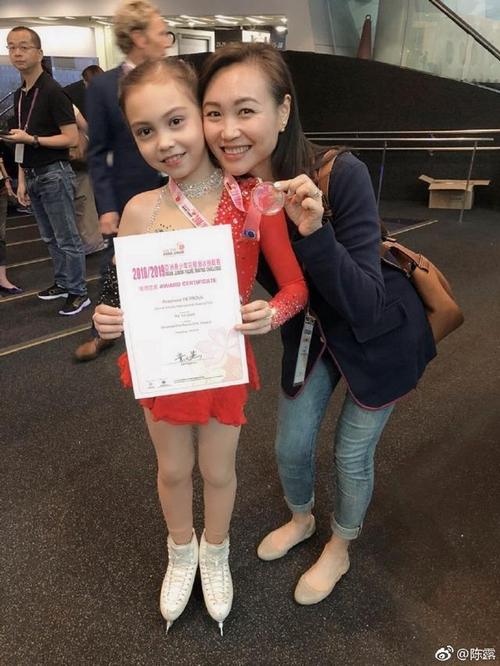 花滑冠军陈露晒照,混血女儿长发及腰,长相随俄罗斯爸爸却说中文