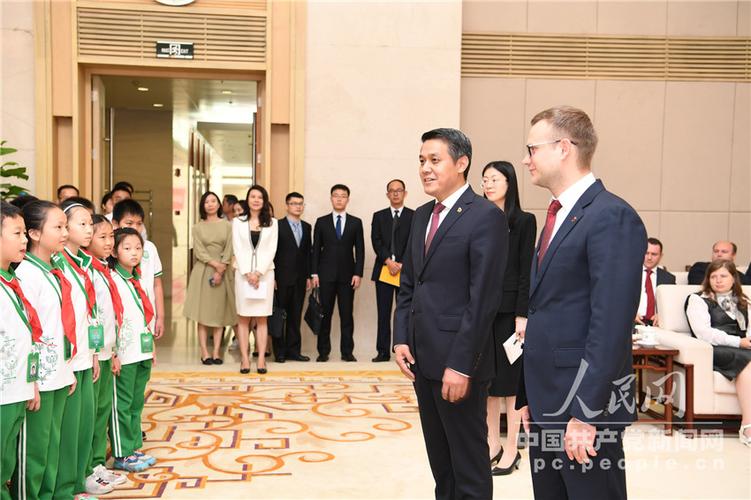 中联部公众开放日中联部副部长王亚军会见俄罗斯共产党代表团少先队员