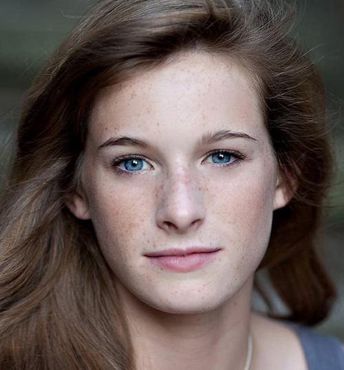 photoshop如何消除人物脸部的斑点并增加清晰度