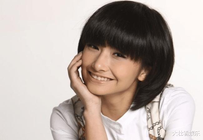 苏妙玲从小喜欢音乐,通过超级女声进入娱乐圈,气质更是脱俗高雅