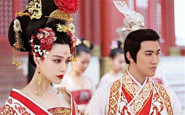 武则天:朕想传位给侄子,你怎么看?狄仁杰:儿子和侄子,孰亲?