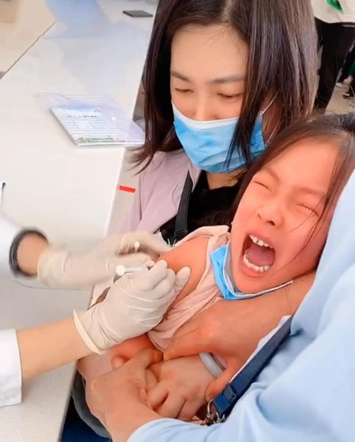 女儿打针前哭天喊地,扎进去的那一刻"瞬间安静",网友:同款娃