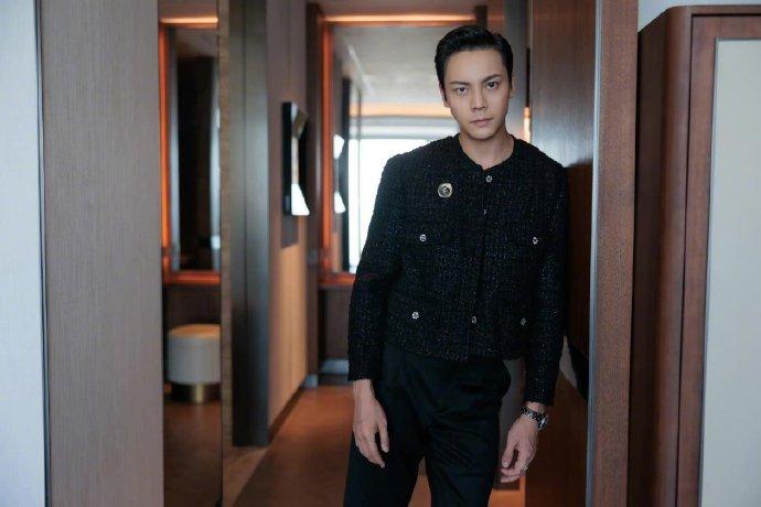 陈伟霆芭莎慈善夜小香风造型##陈伟霆# 三七分背头发型,成熟男子的